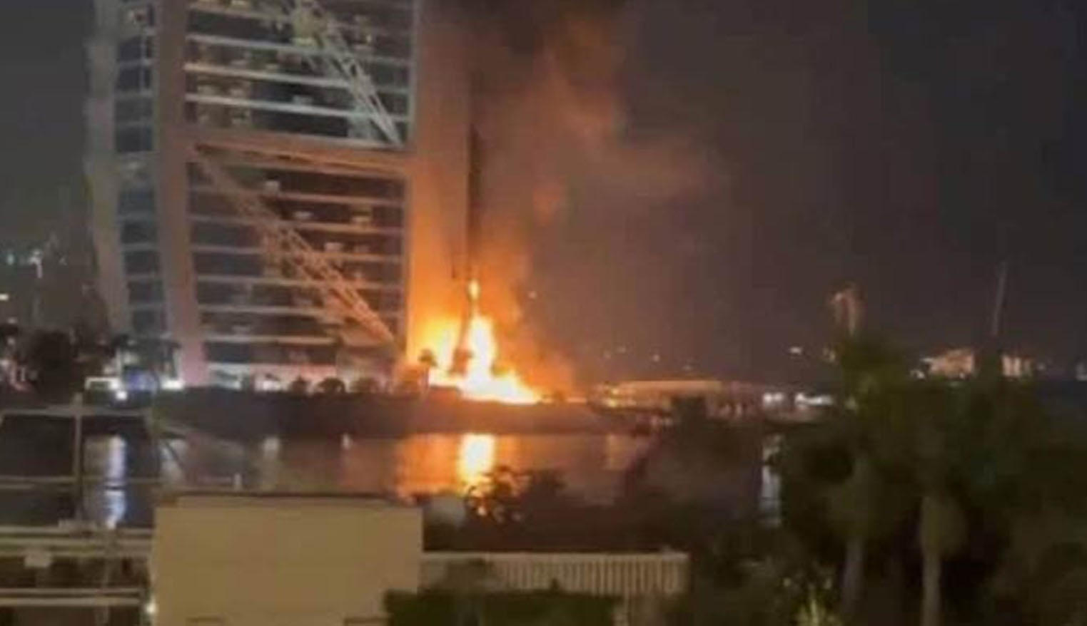 إيران تطلق أكثر من 700 صاروخ باليستي وطائرة مسيرة على الإمارات