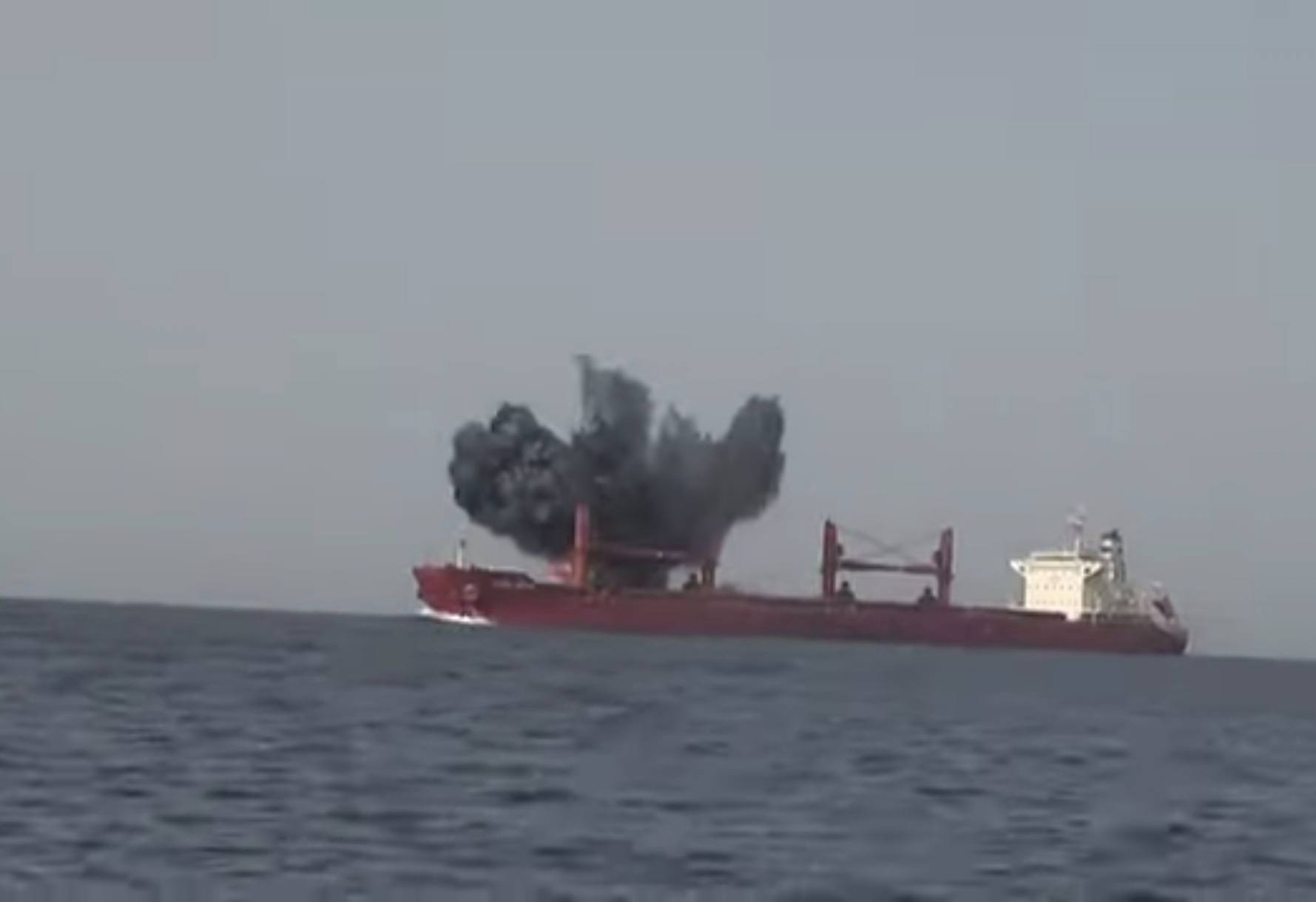 الحوثيون يعلنون استئناف استهداف السفن في البحر الأحمر ردا على ضرب إيران