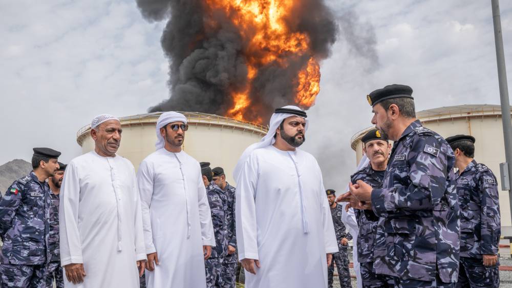 السيطرة على حريق في منشأة بترولية بالفجيرة بعد سقوط شظايا مسيّرة إيرانية