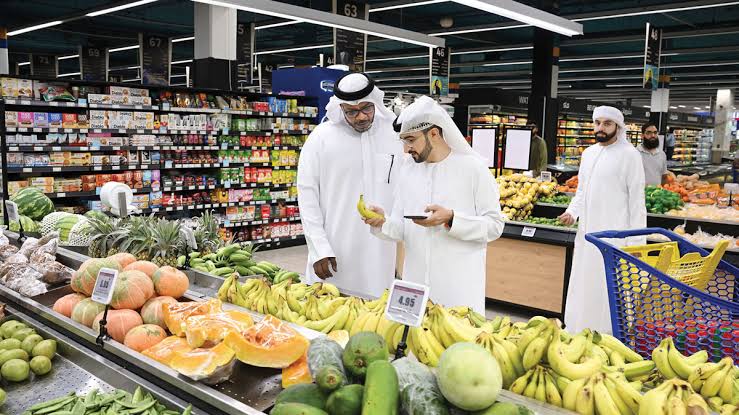 مستهلكون في الإمارات يشكون من فروق كبيرة بين أسعار العروض على "الأرفف" و"الكاشير"