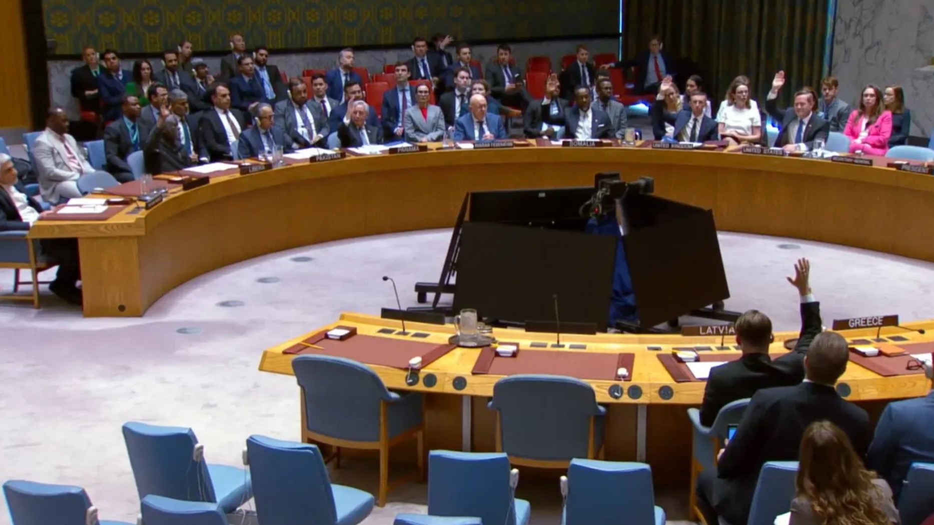 غضب إماراتي من "فيتو" روسيا والصين ضد قرار مجلس الأمن بفتح مضيق هرمز