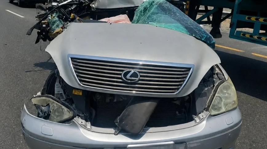 وفاة أم وطفلتها وإصابة زوجها وابنتهما في تصادم مع شاحنة متوقفة بالفجيرة