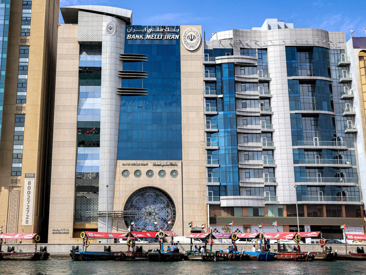 صحيفة بريطانية: البنوك الإيرانية لا تزال مفتوحة في الإمارات رغم الحملة الأمريكية