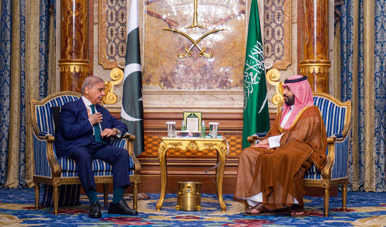 السعودية وباكستان تبحثان تعزيز الشراكة وسط تحركات دبلوماسية لإنهاء التوترات في المنطقة