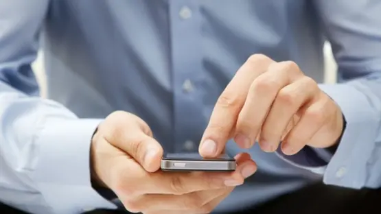 أكاديمي إماراتي يكشف محاولات اختراق متكررة لهاتفه بعد تحذير جديد من "آبل"