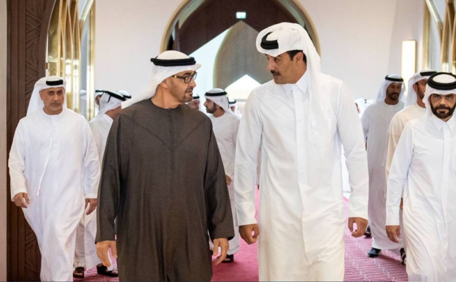 محمد بن زايد يزور الدوحة لتقديم العزاء بوفاة أمير قطر السابق