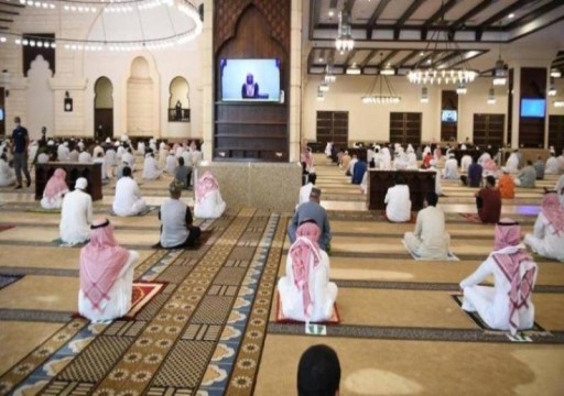 بعد يومين من إلغائه.. السعودية تعيد تطبيق التباعد بين المصلين في المساجد