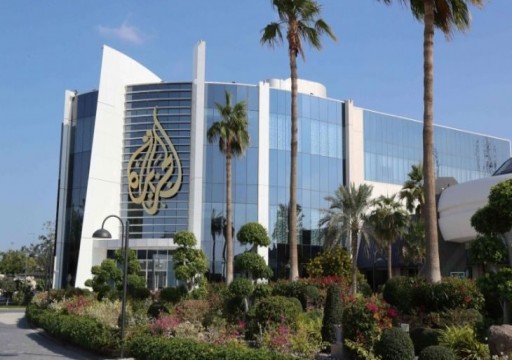 قناة الجزيرة تقول إن الأمن المصري أوقف أحد صحفييها بمطار القاهرة