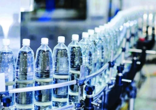 "الصناعة" تصدر قرارا بشأن تنظيم تداول مياه الشرب المعبأة في عبوات بلاستيكية