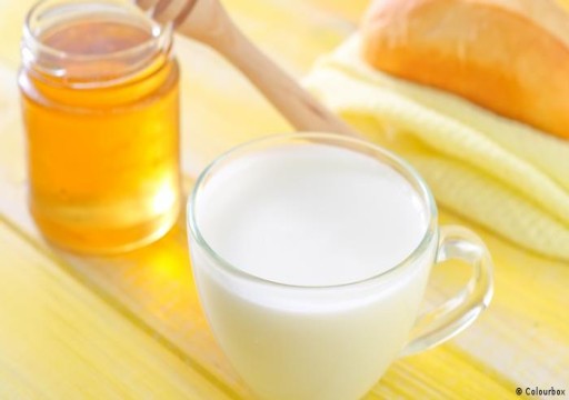 هل يساعد شرب حليب ساخن بالعسل على النوم؟