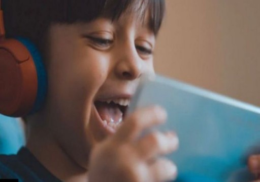 كيف تؤثر شاشات الأجهزة الإلكترونية على أطفالنا؟