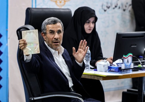 أحمدي نجاد يسجل ترشحه للرئاسة الإيرانية