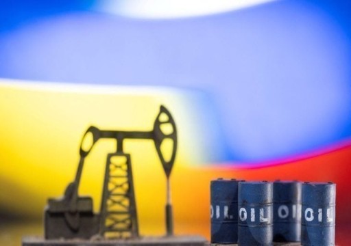 النفط يتحول للارتفاع بعد قرار روسيا تخفيض إنتاجها طواعية