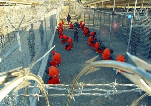 مركز حقوقي: الإمارات تطلق سراح 12 يمنياً من المعتقلين السابقين في سجن "غوانتانامو"