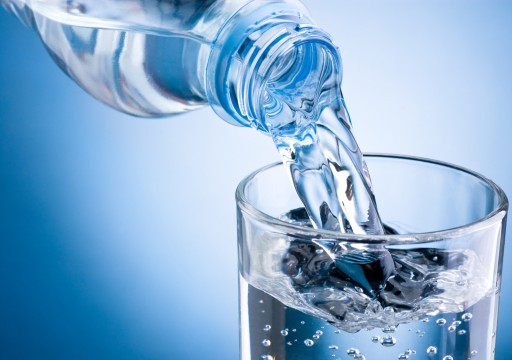 ماذا يحدث للجسم عند شرب لترين من المياه يوميا؟