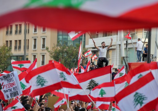 تعتبر الربيع العربي "خريفا".. فلماذا تدعم أبوظبي الاحتجاجات في لبنان؟