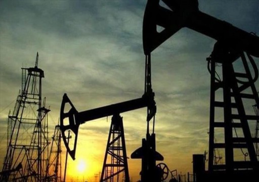 أسعار النفط تتراجع مع بقائها قرب ذروة عامين