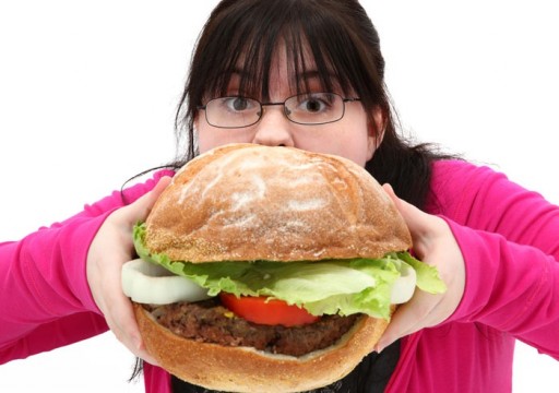 دراسة حديثة تحدد أسباب الشراهة في تناول الطعام