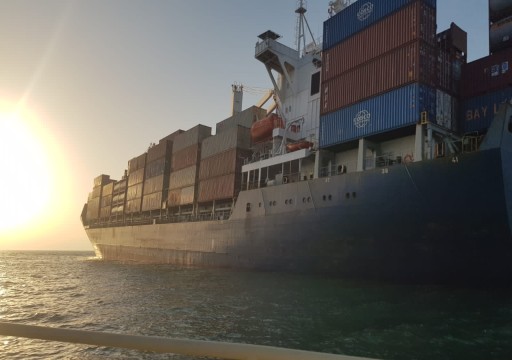 سلطة دبي الملاحية تعلن تعويم سفينة حاويات جنحت في مياه الإمارة