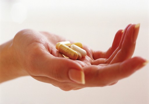 الفيتامينات تحلّق في زمن «كورونا».. وأطباء يحذرون من مخاطرها