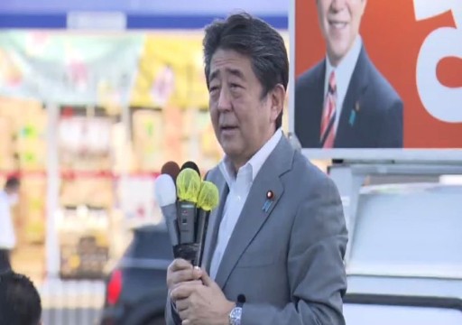 وفاة رئيس الوزراء الياباني السابق بعد استهدافه بإطلاق نار