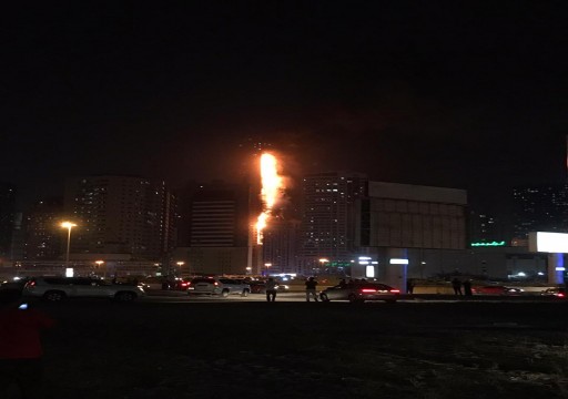 حريق هائل يلتهم برجا سكنيا في الشارقة.. فيديو