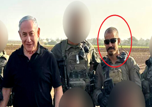 منتحلاً صفة جندي.. إسرائيلي ينهب أسلحة ويتصور مع نتنياهو خلال الحرب على غزة