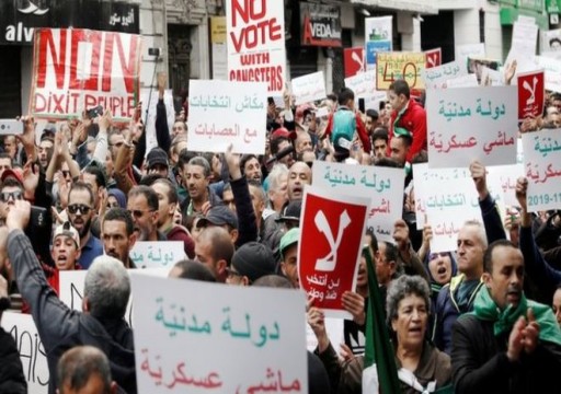 الجزائر.. الآلاف يحتجون ضد الانتخابات الرئاسية
