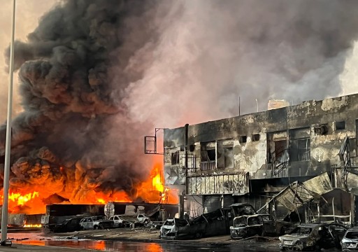 "مدني عجمان" يعلن السيطرة على حريق هائل في مصنع للزيوت (فيديو)