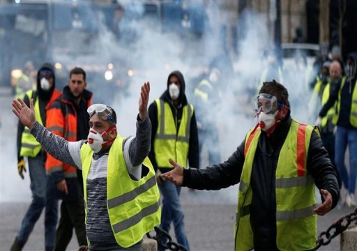 محتجو "السترات الصفراء" يحرقون أكشاك دفع الرسوم.. وفوضى في طرق باريس