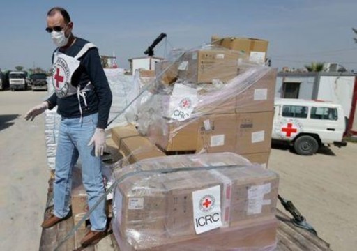 الصليب الأحمر تتبرع بمعدات طبية لقطاع غزة لمواجهة وباء كورونا
