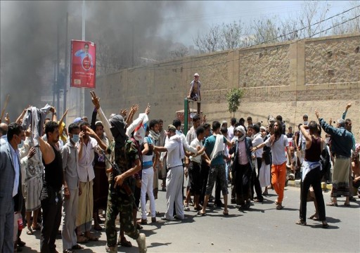 اليمن..11 جريحا إثر قمع قوات مدعومة إماراتيا مسيرة بتعز وسط البلاد