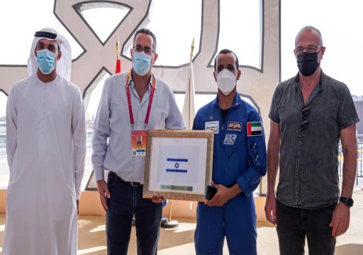 هزاع المنصوري يهدي "الإسرائيليين" علماً حمله إلى الفضاء قبل عام من التطبيع