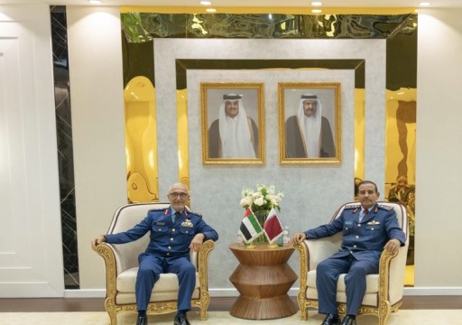 الإمارات وقطر تبحثان التعاون العسكري