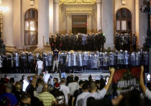 اعتقال العشرات في بلغراد بعد اقتحام محتجين للبرلمان الصربي