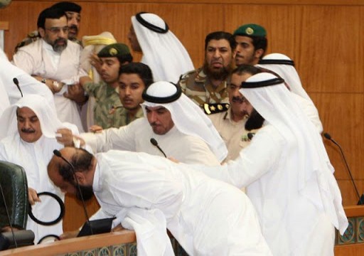عراك بالأيدي في البرلمان الكويتي على خلفية قانون العفو العام