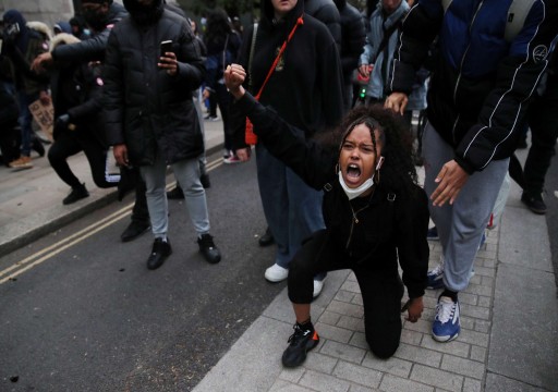 بريطانيا: احتجاجات لليوم الثاني ضد العنصرية والإطاحة بتمثال تاجر رقيق رورميه في نهر