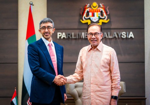 عبدالله بن زايد يبحث مع رئيس وزراء ماليزيا تعزيز علاقات التعاون