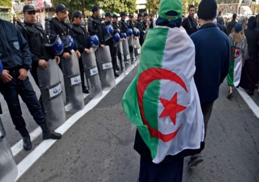 فايننشال تايمز: النخبة الحاكمة في الجزائر استغلت كورونا لمنع الحراك من العودة
