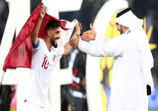 أبوظبي تلفق تهمة لبريطاني أوقفته لارتداء قميص منتخب قطر