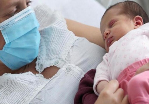 هل تنقل الأم المصابة بكورونا العدوى إلى طفلها حديث الولادة؟