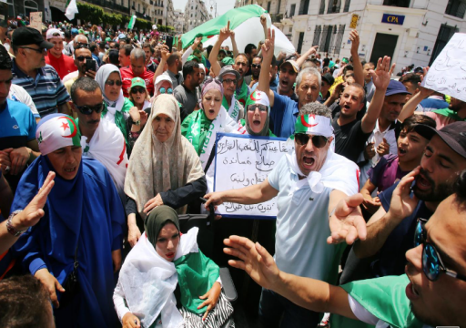 آلاف الجزائريين يطالبون بإصلاحات سياسية ويهتفون "ارحلوا جميعا"