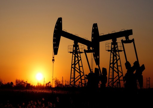 النفط يتجه لتسجيل أول خسارة أسبوعية في شهرين ونصف