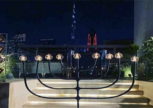 شمعدان عيد الحانوكا اليهودي يشتعل خلف برج خليفة في دبي