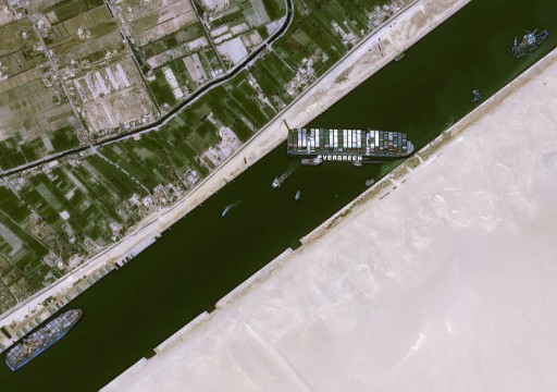 قناة السويس: تجريف 87 بالمئة من الرمال المحيطة بالسفينة الجانحة