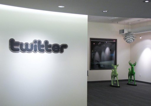 بعد اتهامات بالتجسس على المعارضين.. حملة لنقل مكتب "تويتر" الإقليمي من دبي