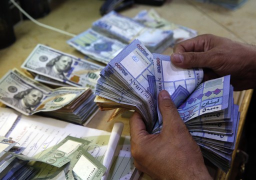 انهيار حاد لليرة اللبنانية وسط توجه للاعتماد على الدولار