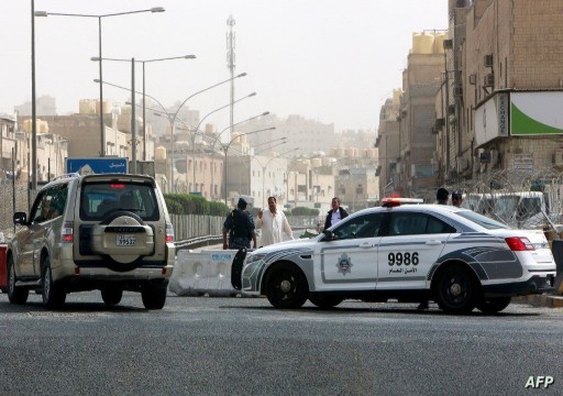 الكويت.. شخص يشعل النار بسيارة شرطة ويستنجد بالقسم لإسعافه