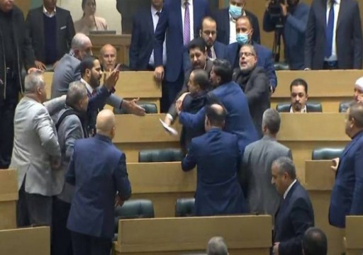 عراك بالأيدي تحت قبة البرلمان الأردني لدى مناقشة تعديلات دستورية