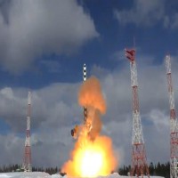 روسيا تختبر صاروخاً باليستياً عابراً للقارات